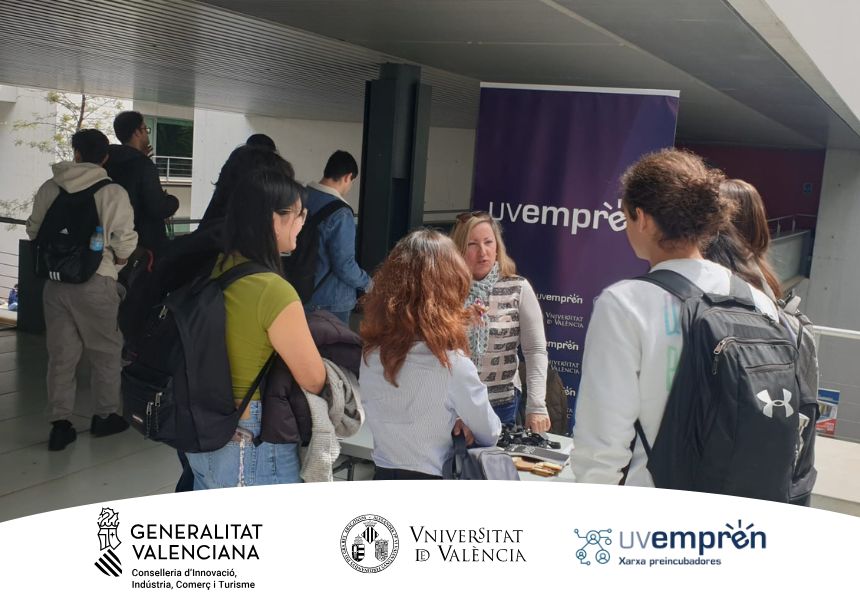 Estudiants en l' estand de UVemprén